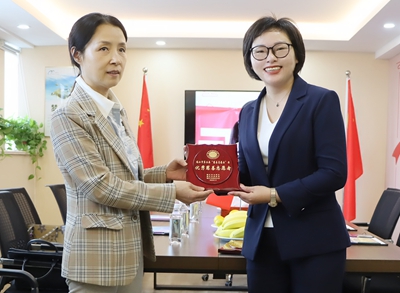 慈善总会向梦之队颁发镇江市第五届“慈善志愿者”奖